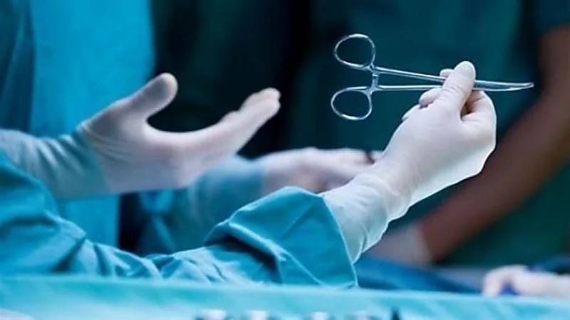 فريق طبي بالهفوف ينقذ حياة مريض بعد استئصال ورم من بطنه 