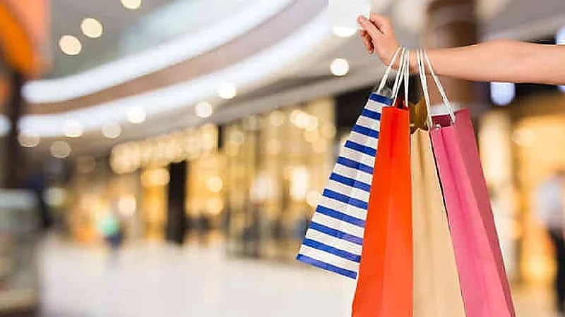 مستشار قانوني : المستهلك غير ملزم بشروط تخفيضات المحل غير المذكورة بإعلانه