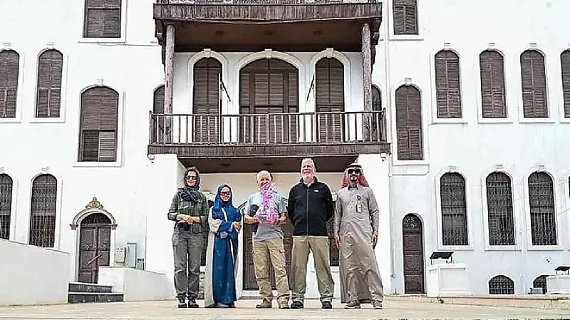 مستكشف بريطاني يصل إلى الطائف بعد 13 يوماً من السير في الصحراء