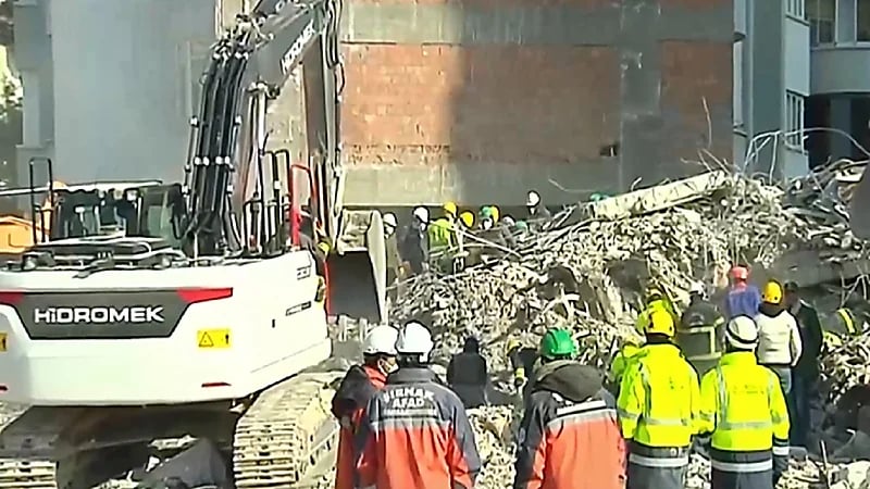 فريق الإنقاذ السعودي بتركيا يبحث عن طفل مفقود بعد سماع صوته تحت الأنقاض