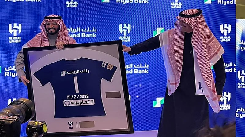 بالصور .. شعار بنك الرياض يظهر على قميص الهلال