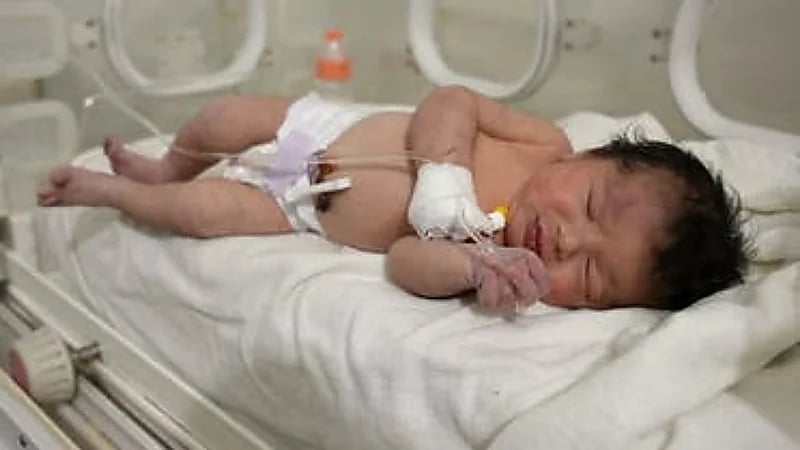 مسلحون سوريون يقتحمون مشفى مولودة أنقاض الزلزال