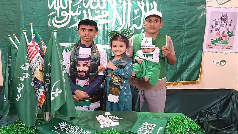 بالصور ..حسن المالكي يحتفل مع أسرته بيوم العلم