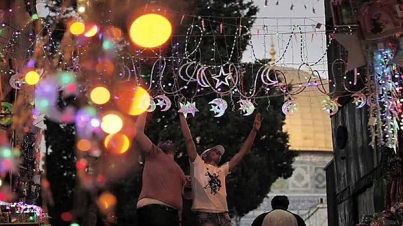 وفاة فتاة أثناء تعليقها زينة رمضان