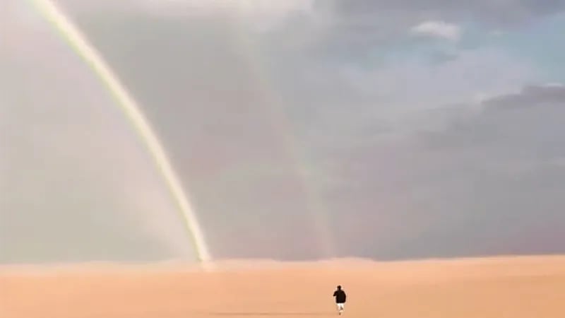 شاهد.. ألوان الطيف تظهر في سماء نجران في مشهد بديع