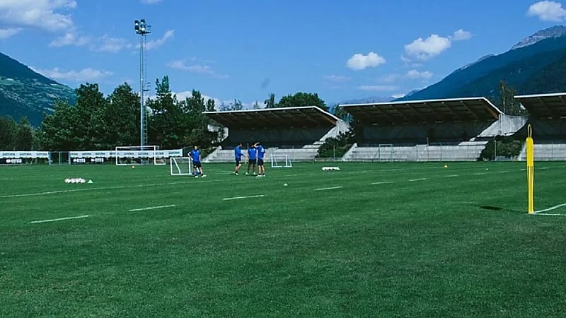 طرد لاعب بعد ضبطه يتبول على جانب الملعب!