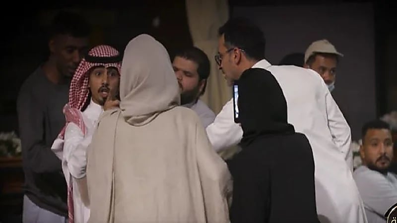 فيديو..موقف بطولي لشباب تجاه شخص صور فتاتين داخل مطعم