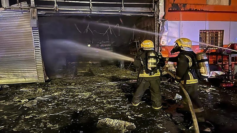 شاهد.. حريق في محل لبيع الإطارات بحي لبن دون إصابات 