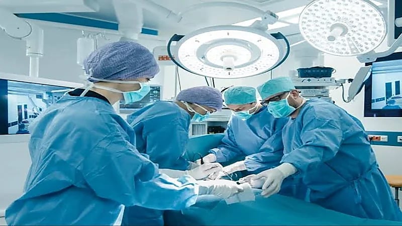 فرق طبية تنقذ حياة معتمرة توقف قلبها فجأة 