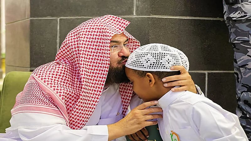 لقطات عفوية للسديس مع أبناء جمعية لرعاية الأيتام