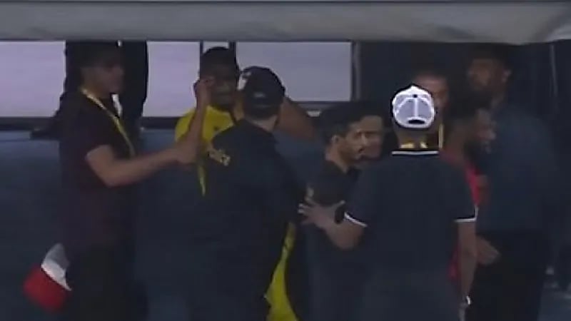 بالفيديو .. لاعب العين يغادر الملعب مرتديًا نظارة بعد طرده ضد الأهلي