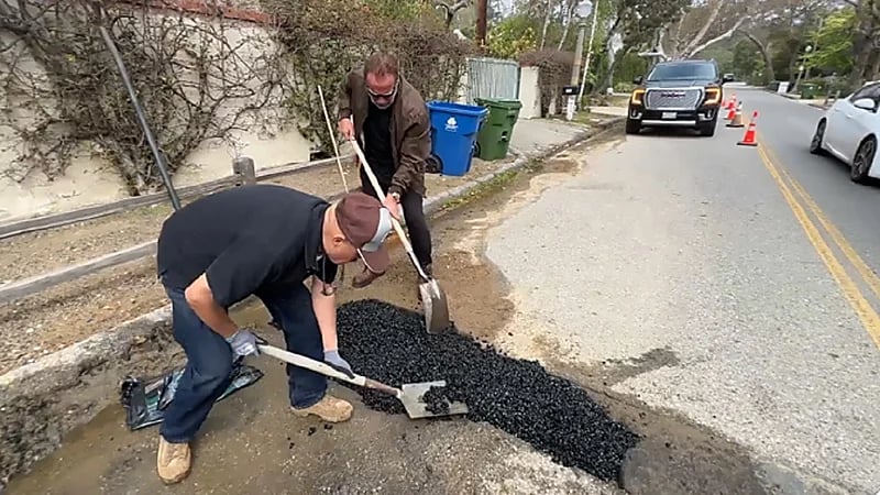 بالفيديو.. ممثل مشهور يردم حفرة بنفسه بأحد شوارع كاليفورنيا