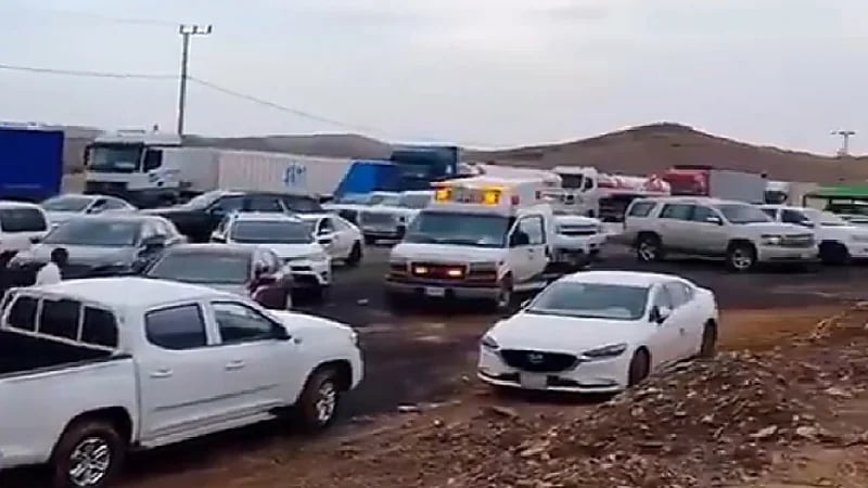 بالفيديو.. السيول توقف طريق جعبة جرب غرب بيشة