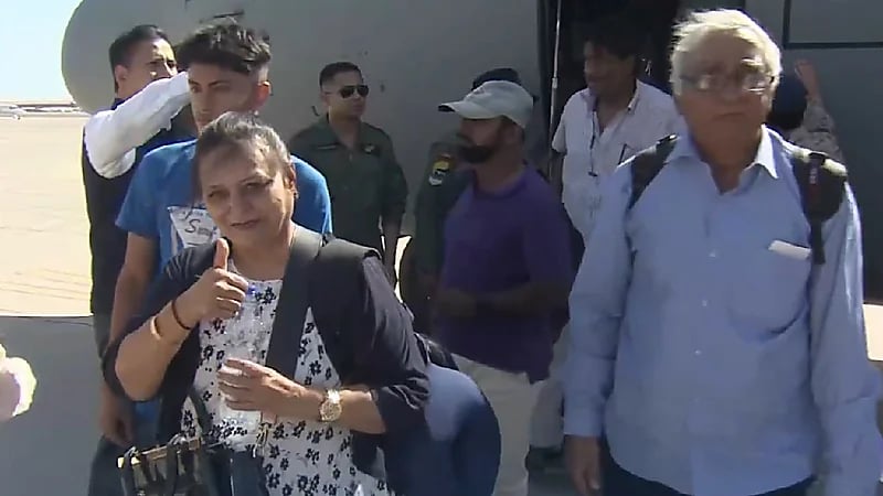 شاهد.. فرحة سيدة هندية وزوجها قادمة من السودان بوصولها جدة