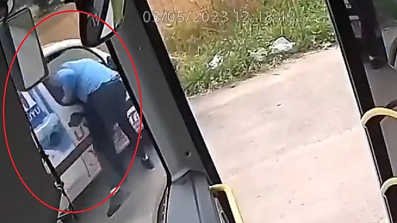 شاهد .. سائق حافلة ينقذ مركبة من السقوط في الهاوية في 4 ثوان