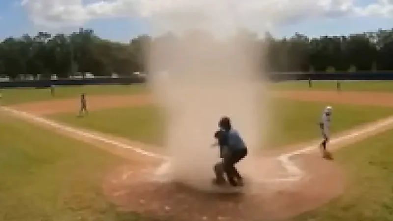 زوبعة تحاصر طفلا أثناء مباراة بيسبول