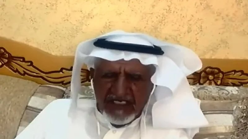 مُسن بنجران يتقن التحدث مع السيّاح باللغتين الإنجليزية والإيطالية .. فيديو