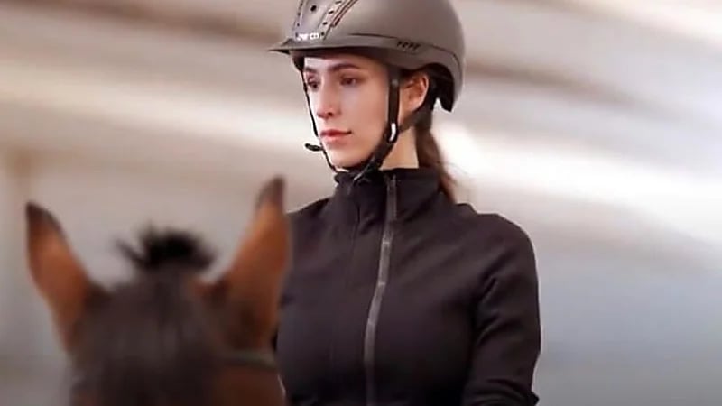 خطيبة ولي عهد الأردن تمارس هواية ركوب الخيل (صور)