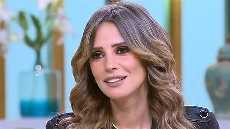 إيمان العاصي عن خلع حلا شيحة للحجاب: هي حرة