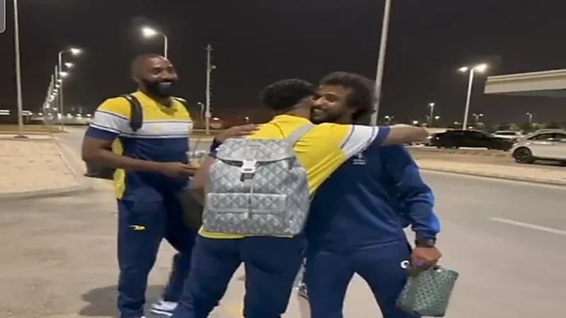 ياسر الشهراني يسلم على لاعبين من النصر ..فيديو