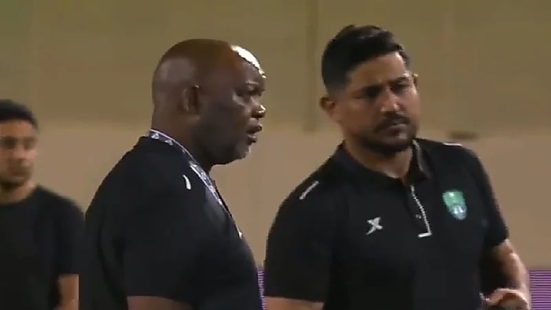 موسيماني غاضب من لاعبي الأهلي لحظة التتويج (فيديو)