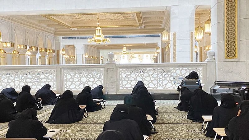 تقديم اختبارات بمعهدي وكليتي الحرم المكي والمسجد النبوي