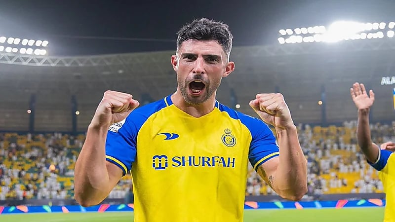 ألفارو يودع جماهير النصر (فيديو)