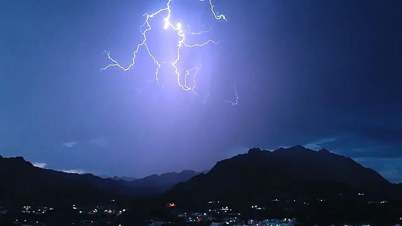 وفاة شخص إثر إصابته بصاعقة رعدية في عسير