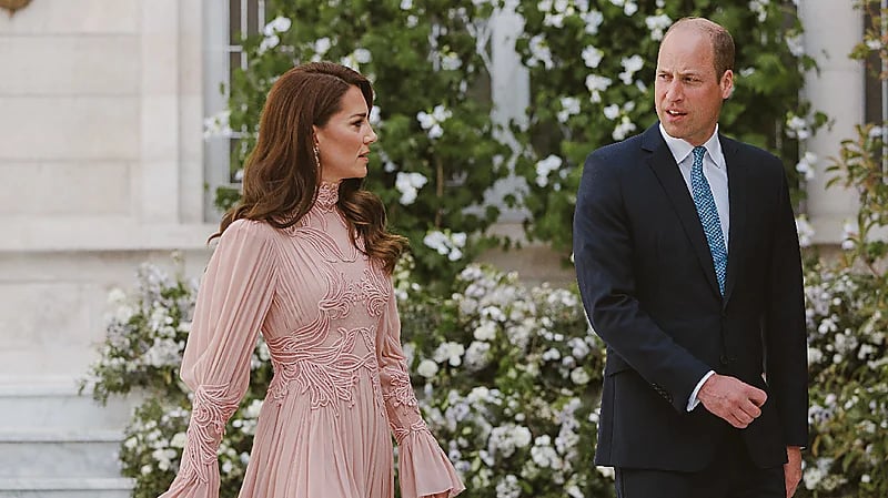 الأمير ويليام يطلب من زوجته كيت اختصار حديثها مع رجوة آل سيف (فيديو)