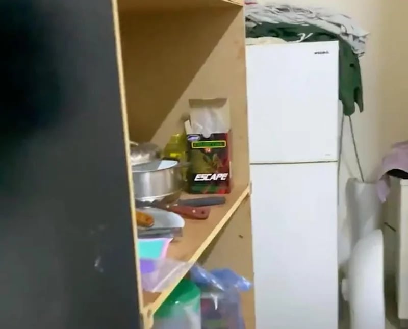 ضبط عمالة بمستودع مخالف اختبأوا في وكر داخل باب الثلاجة