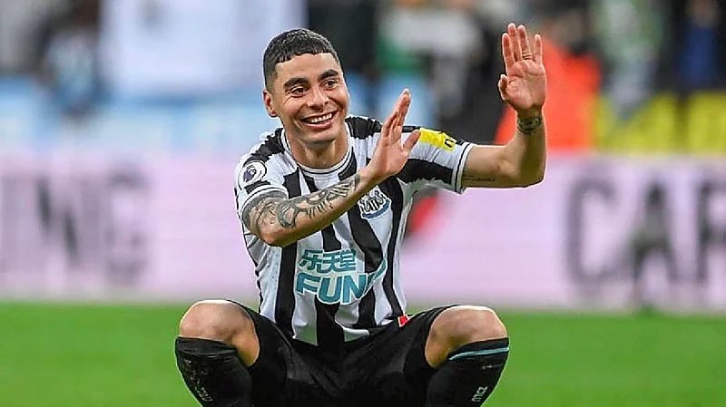 لاعب نيوكاسل يقوم بمتابعة نادي ⁧‫الاتحاد