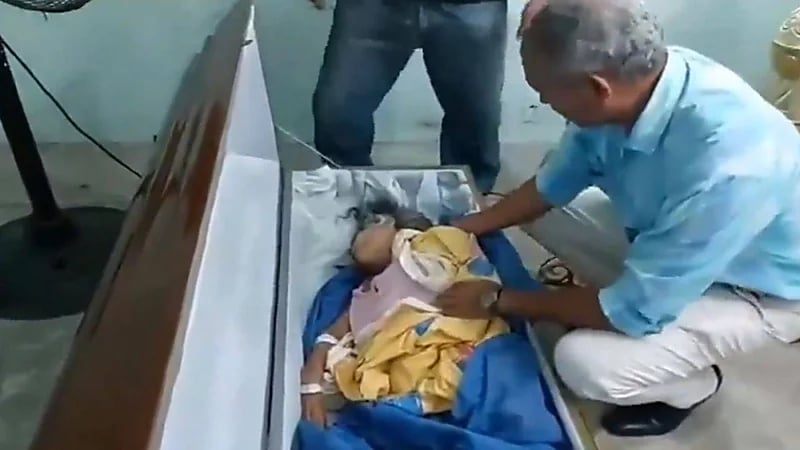 مشهد تقشعر له الأبدان لسيدة تستفيق داخل نعش خلال جنازتها.. فيديو