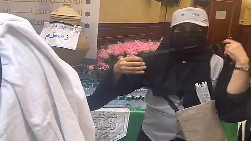 استقبال الحجاج المصابين السوريين في مكّة بالقهوة العربية والحلويات .. فيديو