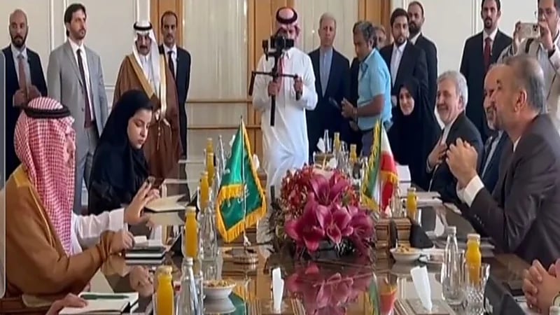  جلسة مباحثات ثنائية بين الأمير فيصل بن فرحان ووزير الخارجية الإيراني في طهران ⁧..فيديو 