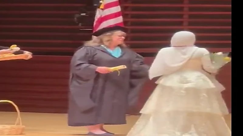 مدرسة أمريكية ترفض منح طالبة مسلمة محجبة شهادة التخرج.. فيديو