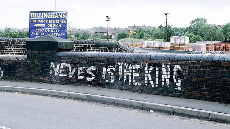 جماهير ولفرهامبتون تزين جدار باسم نيفيز