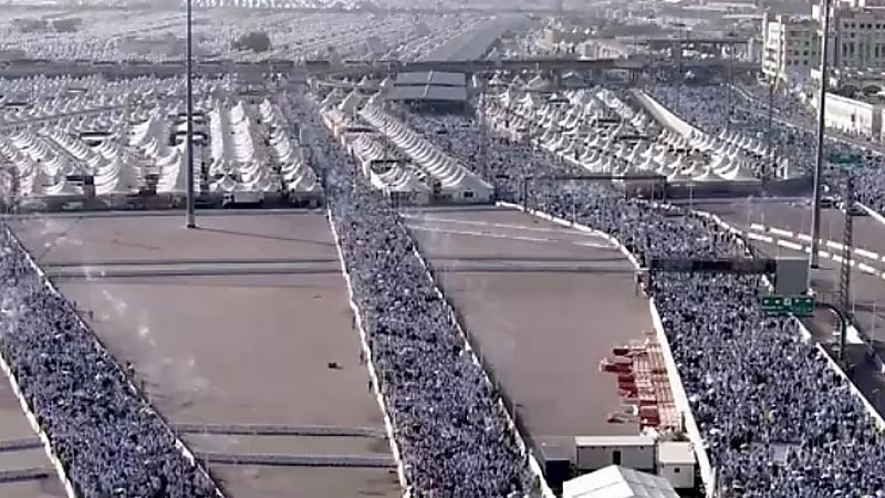 توافد ضيوف الرحمن إلى منى لرمي الجمرات .. فيديو