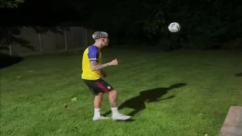 نجم مانشستر يونايتد يتدرب بقميص النصر.. فيديو