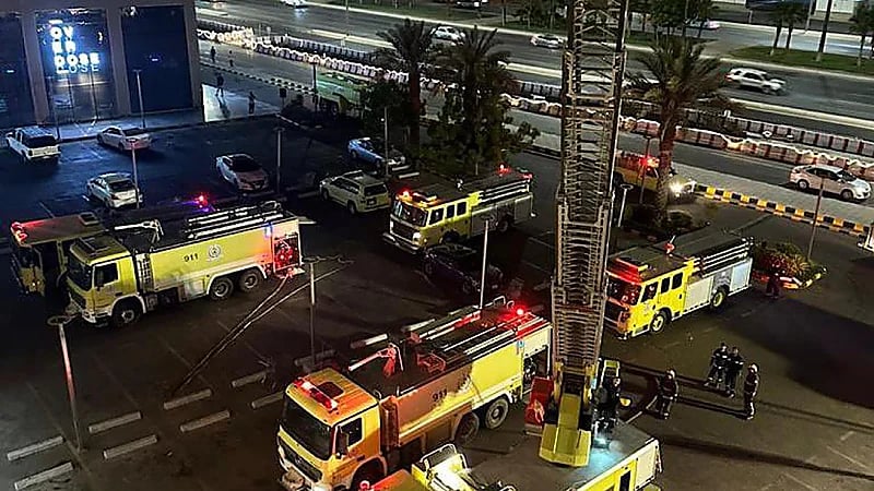 مدني جدة يخمد حريقًا محدودًا اندلع في مجمع تجاري