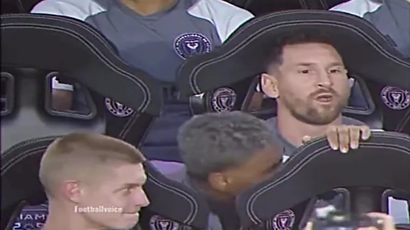 مارتينيز يخفض المقعد الأمامي ليتمكن ميسي من رؤية المباراة بشكل جيد.. فيديو