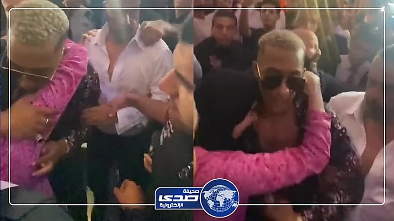معجبه تفقد شعورها لحظة رؤيتها للفنان محمد رمضان وتحتضنه والجمهور : الحجاب ديكور.. فيديو