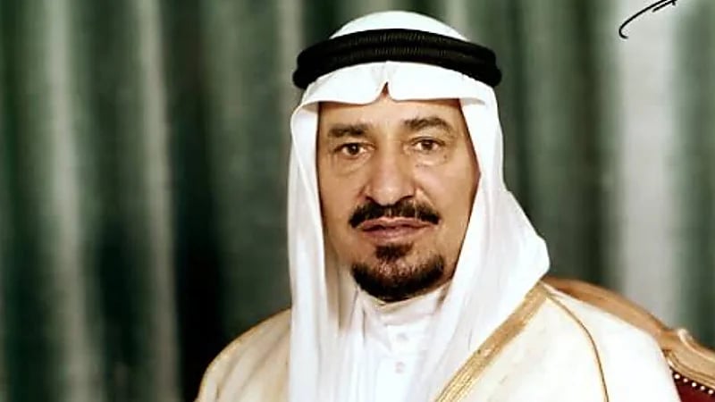 فيديو نادر الملك خالد "رحمه الله" يتشرف بغسل الكعبة المشرفة