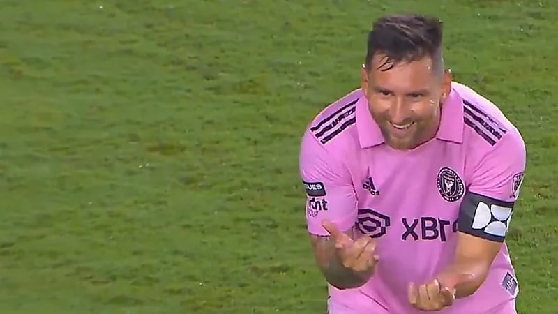 ميسي يحتفل على طريقة مارفيل في سبايدرمان ..  فيديو