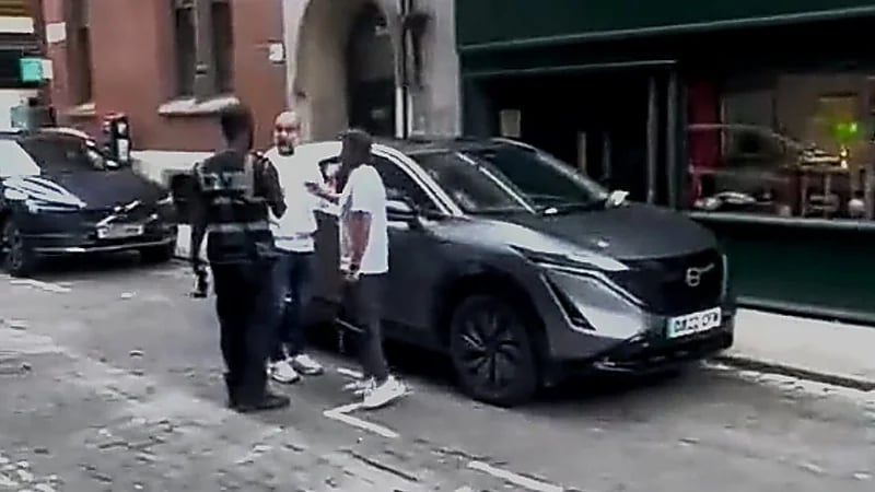 رد فعل غوارديولا بعد طلب ضابط أعطاه مخالفة بالتقاط صورة معه .. فيديو