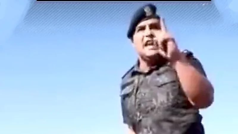 ضابط ليبي يوبخ التجار بعد رفعهم الأسعار..فيديو