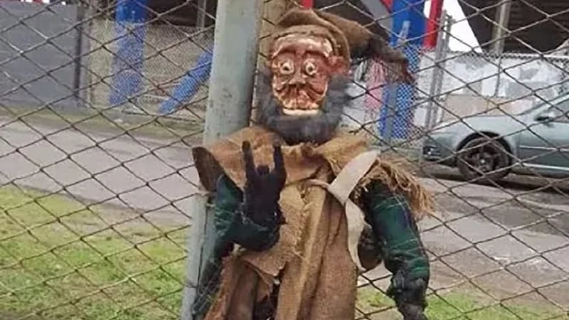 ظهور تماثيل غامضة قبل مباراة في الأرجنتين تثير الذعر .. صور