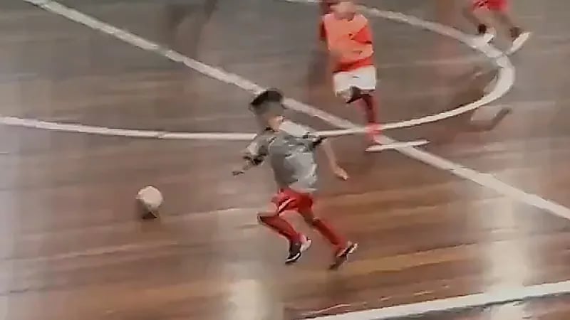 طفل صغير يظهر مهارة عالية أثناء لعبه الكرة .. فيديو