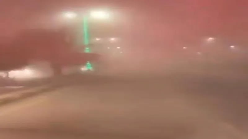 موجة من الغبار الكثيف تحجب الرؤية بـ حفر الباطن .. فيديو