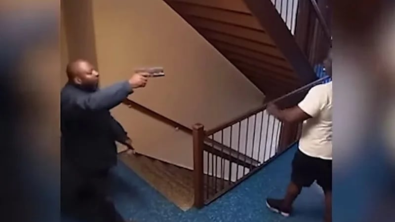 شخص يقتل جيرانه بسبب الضوضاء..فيديو