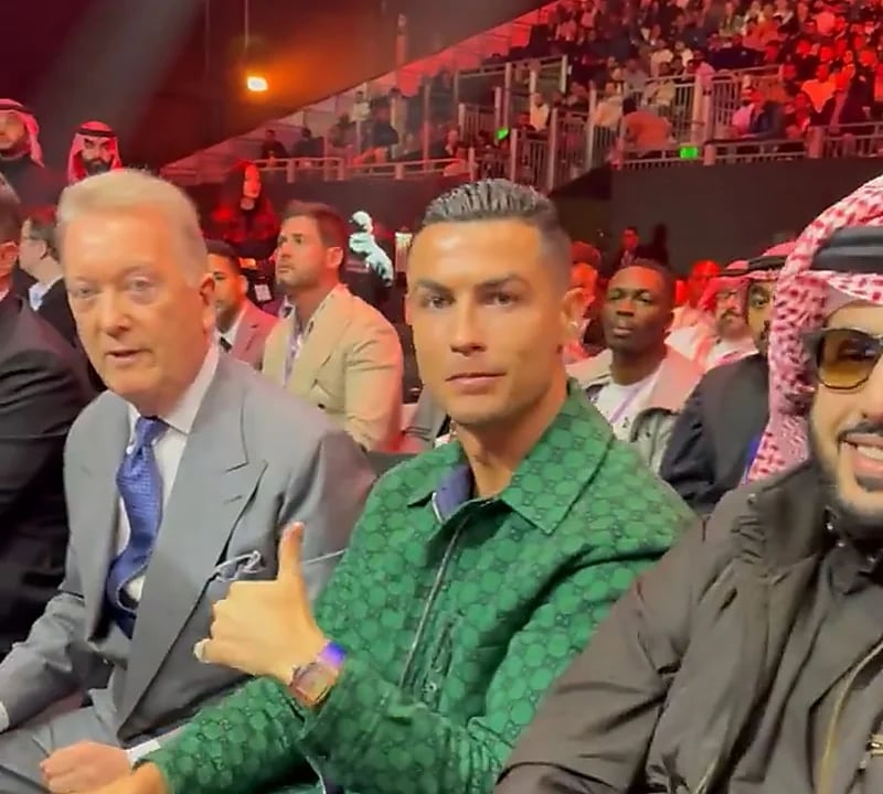 فرانك وارن في نزال اليوم الحاسم من موسم الرياض لرونالدو : سيوقع لأرسنال   .. فيديو